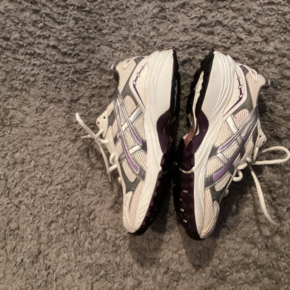 Women’s ASICS sneaker white size 7 - Picture 2 of 4